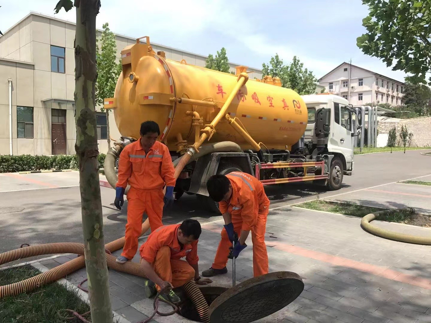 柴桥管道疏通车停在窨井附近