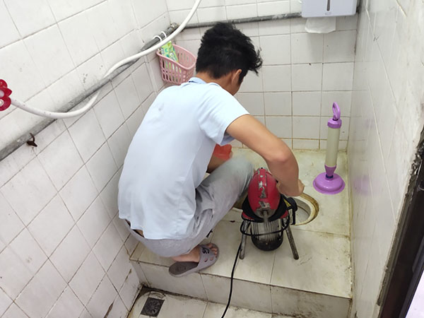 柴桥管道堵塞冒臭气 专业师傅现场解决问题